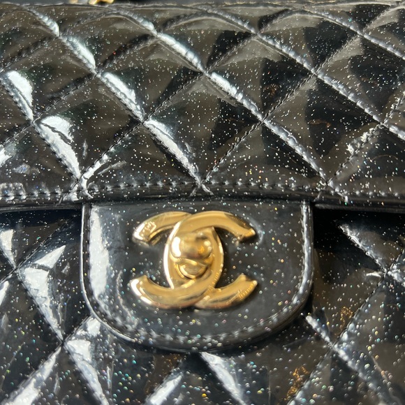 Beautiful patent Chanel bag size small - Picture 6 of 15
